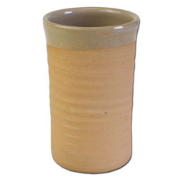 Dieser Trinkbecher mit 0,5 Liter Fassungsvermögen, wird wie früher von Hand auf der Töpferscheibe gedreht. Schöner Tonbecher nach Originalen im Onlineshop für Tonbecher, Trinkbecher, Weinbecher und Metbecher Hochmittelalterlicher Trinkbecher aus Ton 0,5 Liter