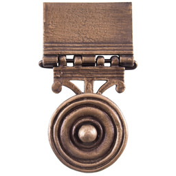 Pugio-Halter für Römergürtel Mainz-Muster aus Messing. Ideal zum Bauen eigener Römergürtel und eignen sich auch hervorragend als Ersatzteile für bereits vorhandene Legionärsgürtel. Pugio-Halterung für Römergürtel Mainz aus Messing im Antikfinisch