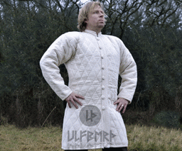 Bild von langer Gambeson mit Knöpfen naturfarben