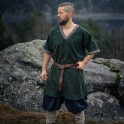 Zeige Details für Wikinger Tunika kurzarm „Loki“ – mit Zierborte, V-Ausschnitt & seitlichen Schlitzen, Baumwolle Bild von Wikinger Tunika kurzarm „Loki“ – mit Zierborte, V-Ausschnitt & seitlichen Schlitzen, Baumwolle