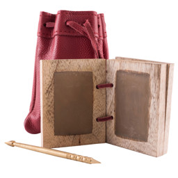 Zeige Details für Mittelalterliches Wachsbuch Polyptychon aus Holz mit Messing Stylus & Lederbeutel – Replik nach römischem & mittelalterlichem Vorbild Bild von Mittelalterliches Wachsbuch Polyptychon aus Holz mit Messing Stylus & Lederbeutel – Replik nach römischem & mittelalterlichem Vorbild