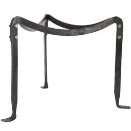 Zeige Details für Handgeschmiedeter Ständer für Feuerschalen – Dreibein aus Stahl für Ø 50–80 cm, stabil & zerlegbar Bild von Handgeschmiedeter Ständer für Feuerschalen – Dreibein aus Stahl für Ø 50–80 cm, stabil & zerlegbar