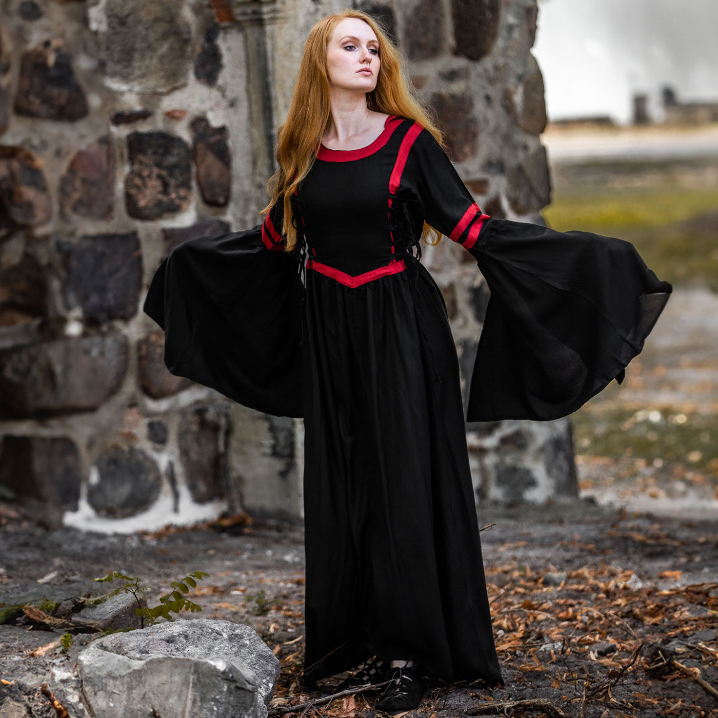 Bild von Kapuzenkleid Isolde schwarz/rot