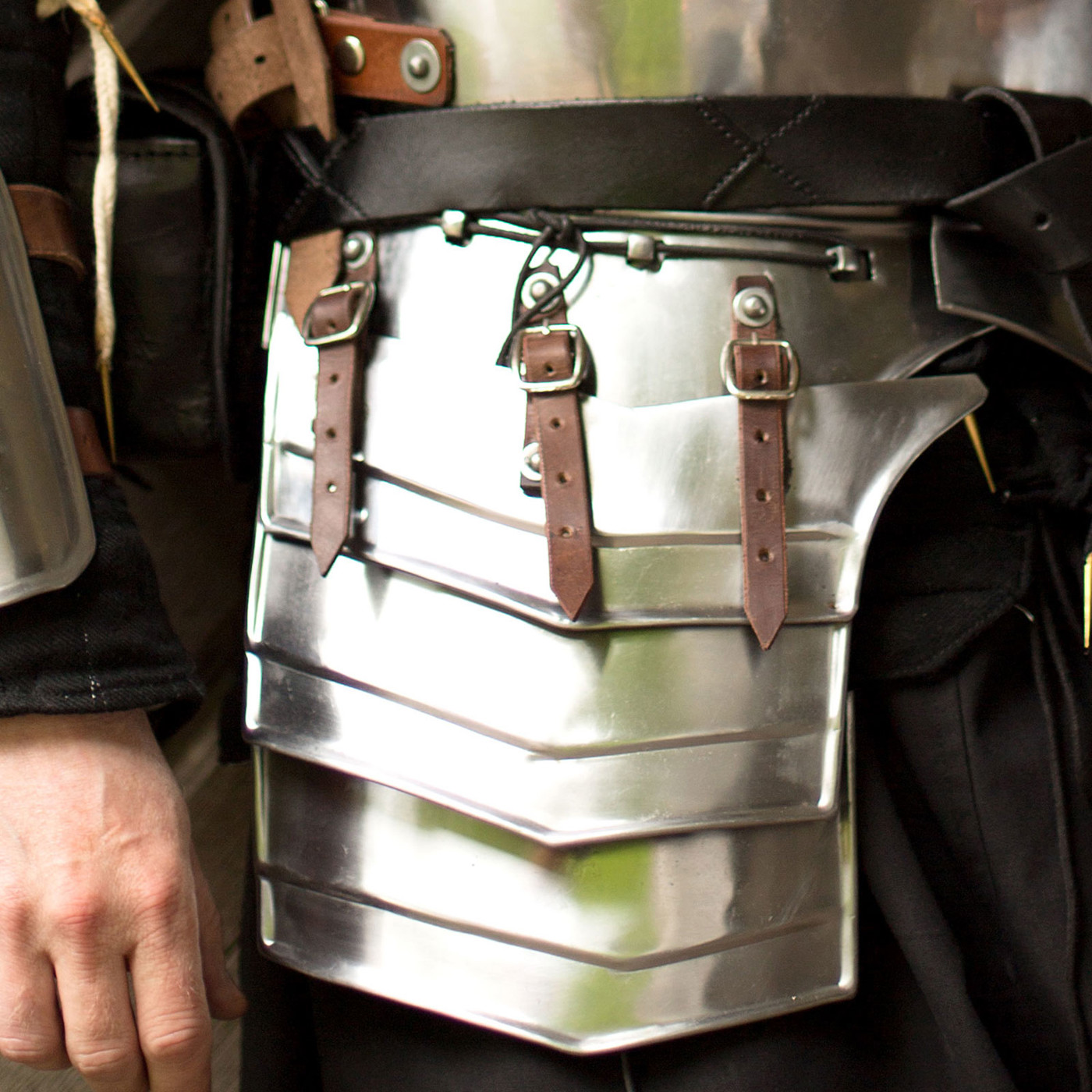 Bild von Beintaschen „Merc“ aus Stahl – Hüft- und Leistenschutz für LARP & Reenactment