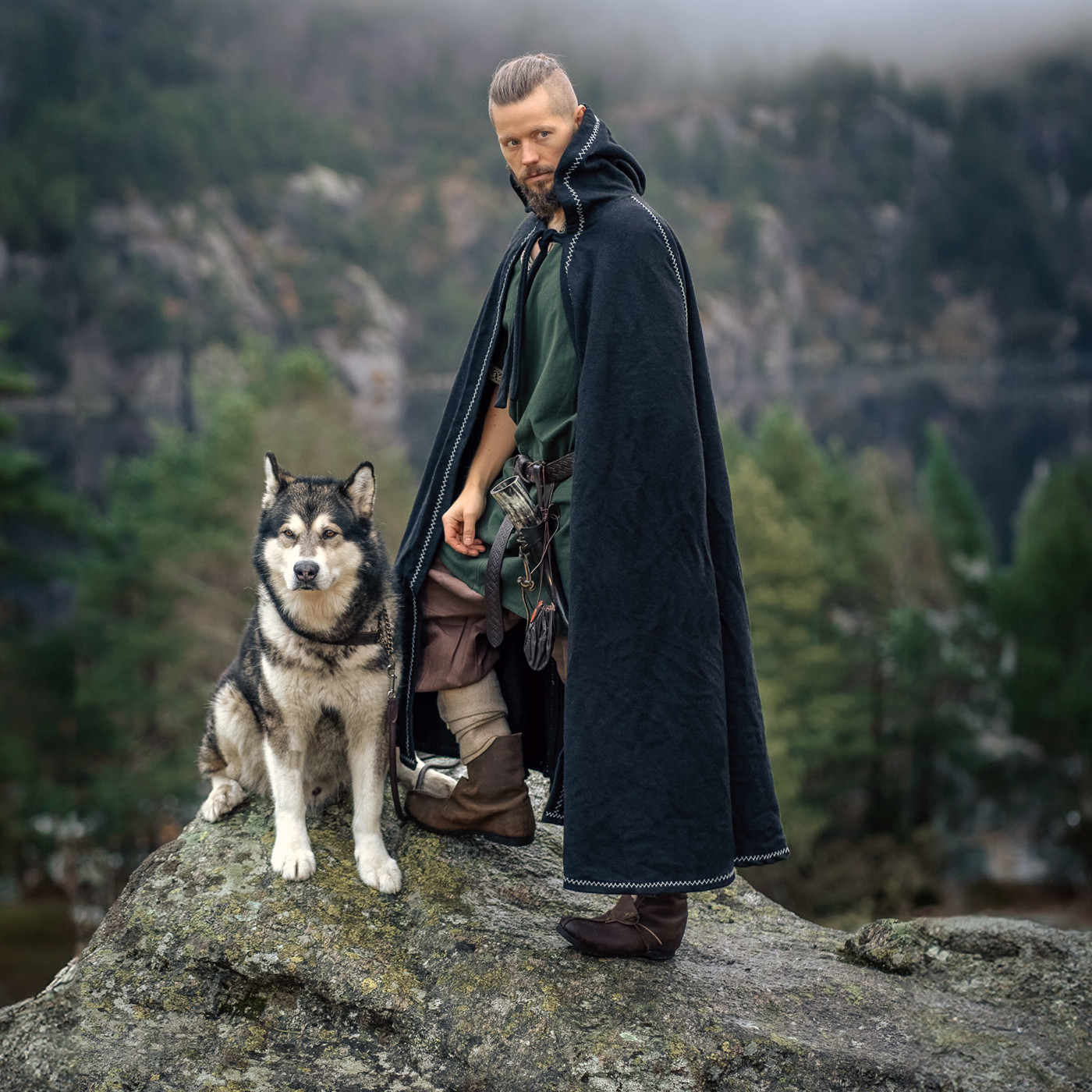Bild von Wikinger Umhang „Valdemar“ mit Kapuze – Schwarz, Einheitsgröße