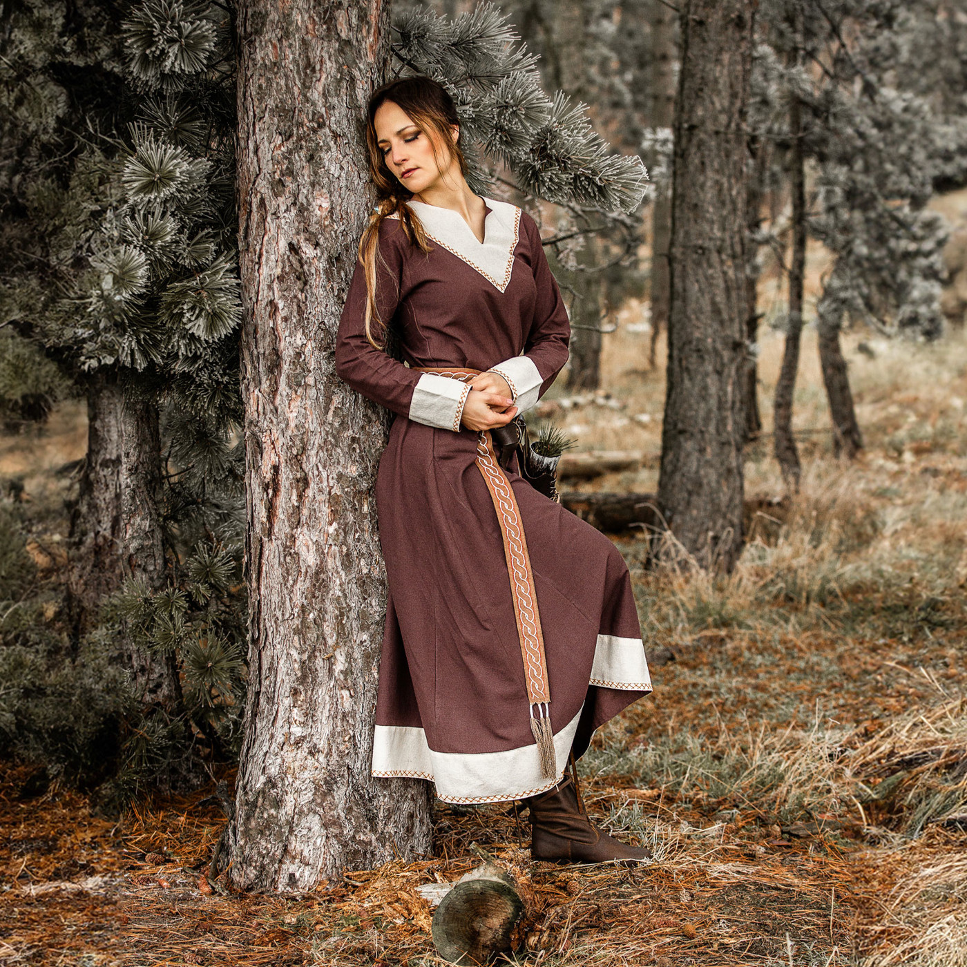 Bild von Wikingerkleid „Jorunn“ – Braun/Natur, Frühmittelalterliches Kleid aus Baumwolle mit Kreuzstich und Zierborten