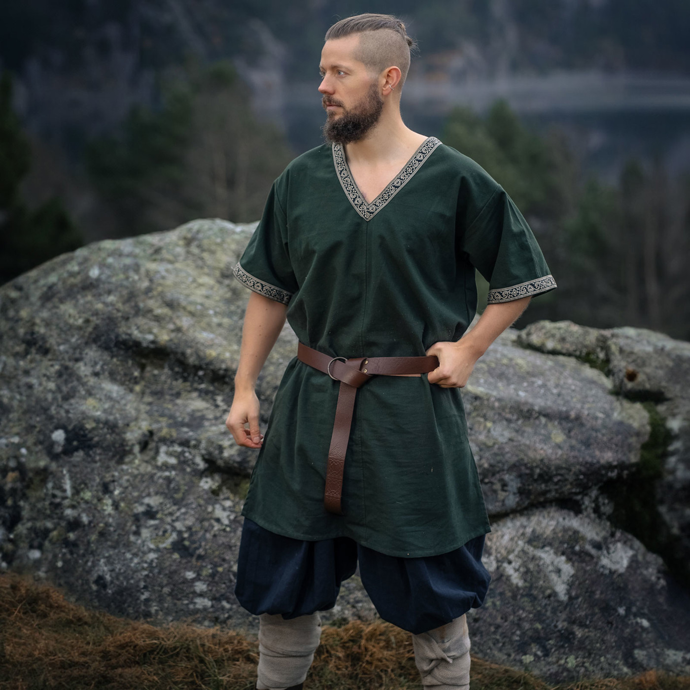 Bild von Wikinger Tunika kurzarm „Loki“ – mit Zierborte, V-Ausschnitt & seitlichen Schlitzen, Baumwolle