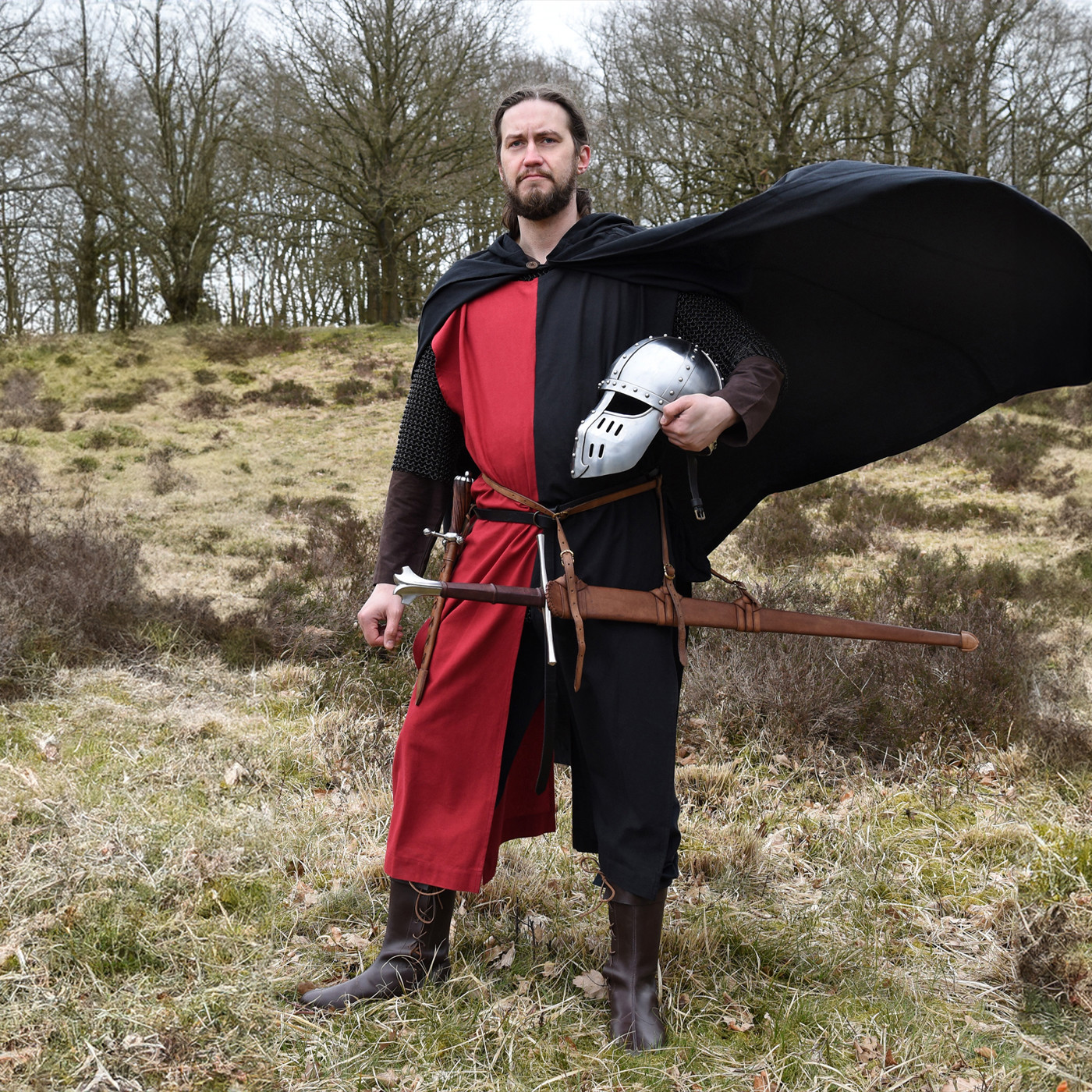Bild von Mittelalter Waffenrock „Eckhart“ – Mi-Parti schwarz/rot, aus Baumwolle
