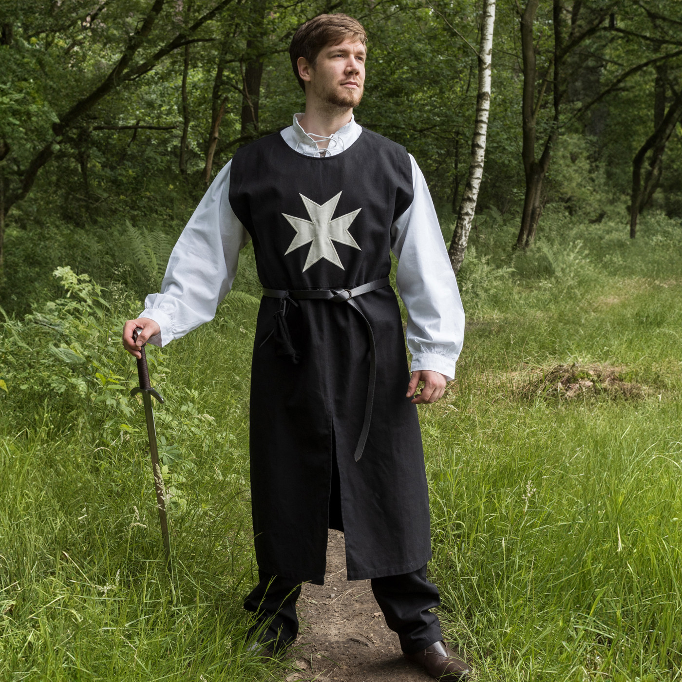 Bild von Wappenrock Johanniter – Mittelalter Waffenrock mit Kreuz in Schwarz/Natur, 100 % Baumwolle