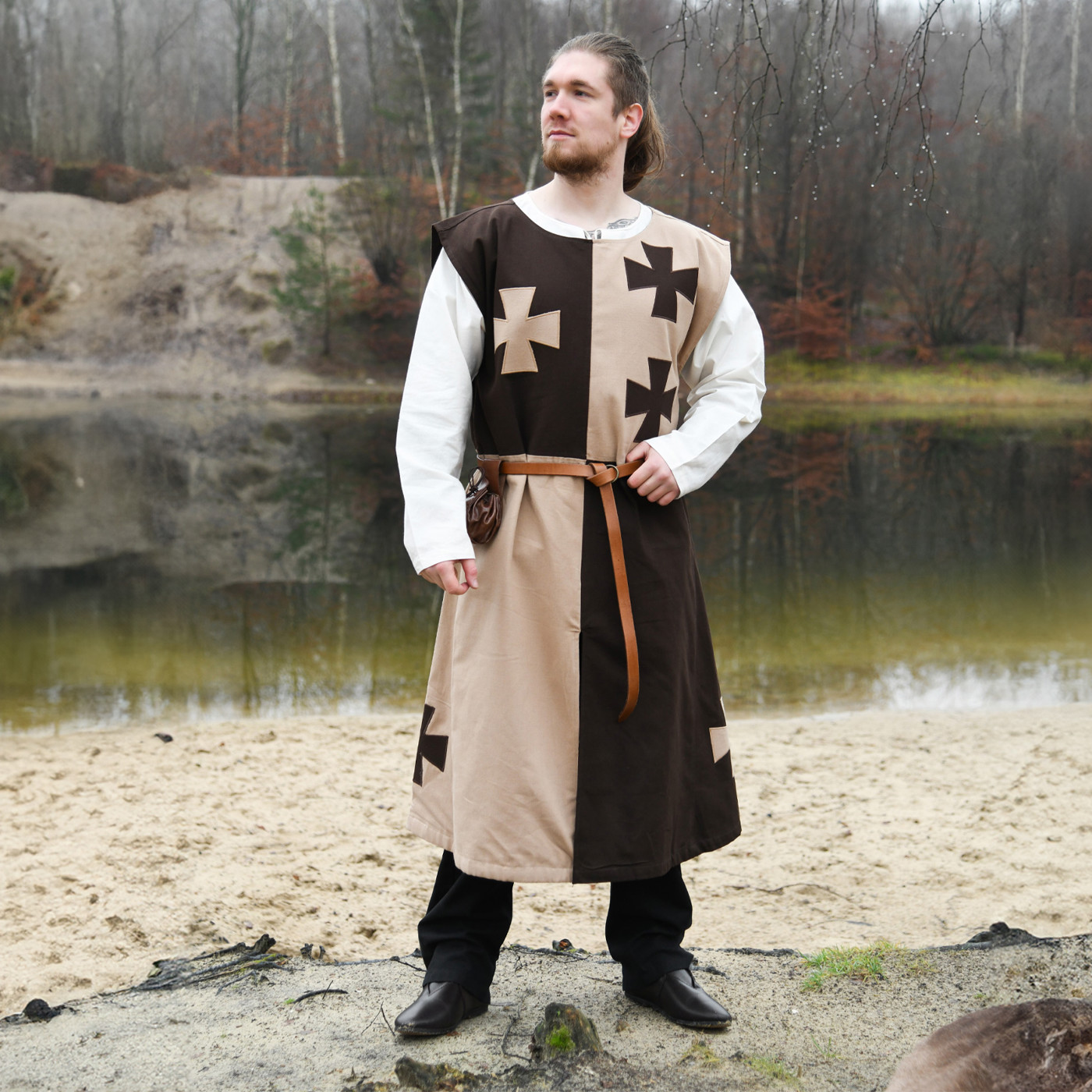 Bild von Gefütterter Mittelalter Wappenrock mit Tatzenkreuzen – braun/beigebraun, 100 % Baumwolle