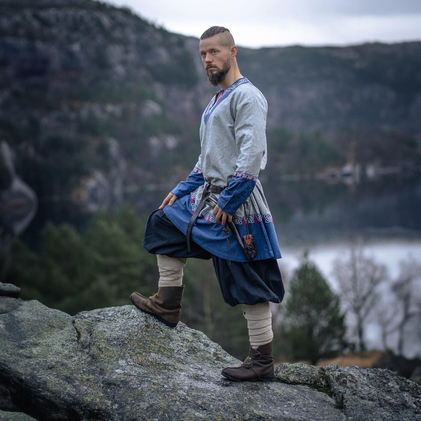Wikingertunika „Freydis“ – Unisex Tunika mit Stickerei im Wikingerstil 