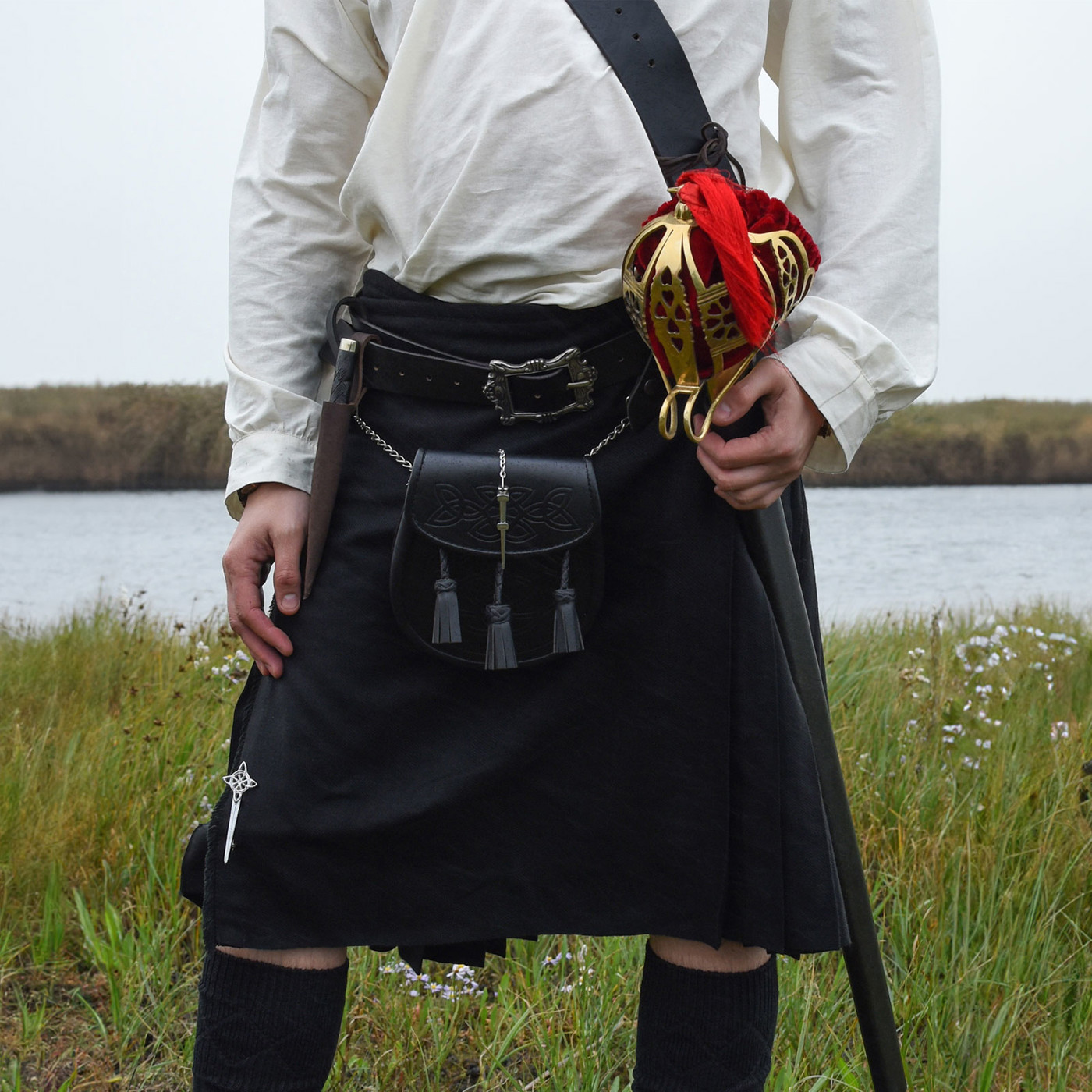 Bild von 8 Yard Kilt – Schwarzer Schottenrock (uni, ohne Tartan) | Traditioneller Highland-Kilt für Herren