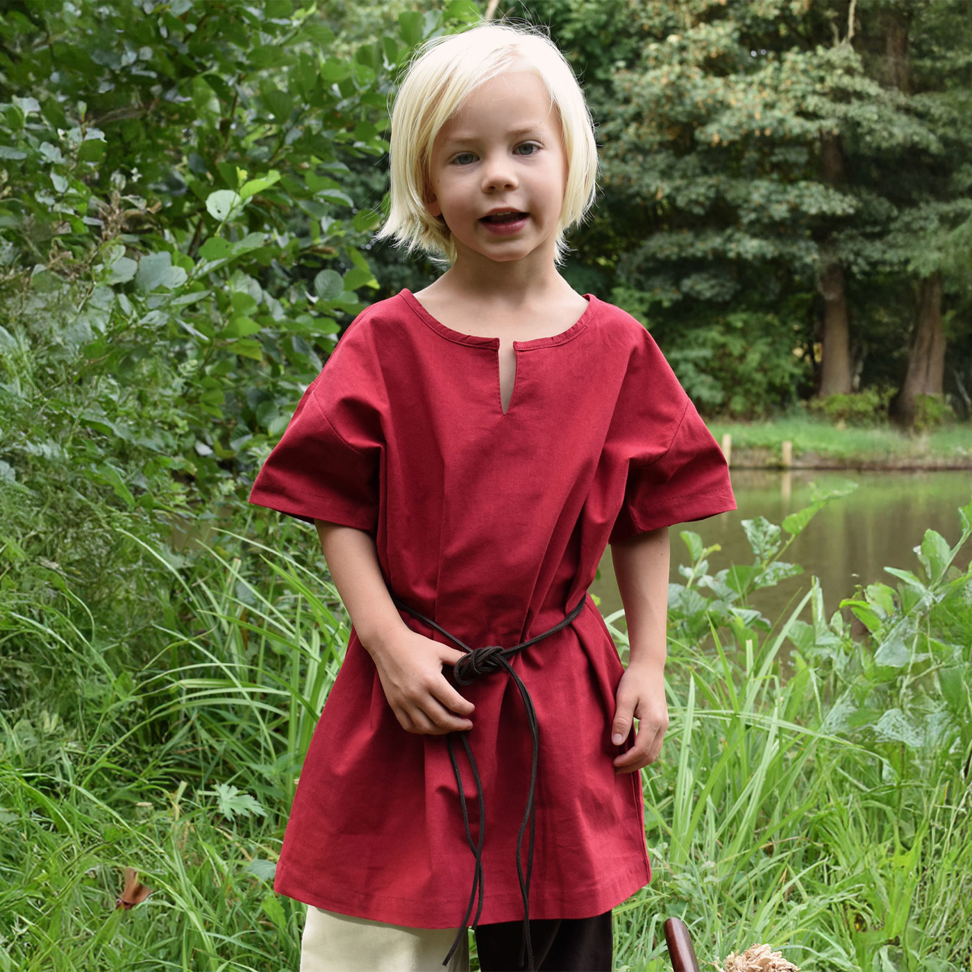 Bild von Kinder Mittelalter-Tunika „Linus“ – kurzarm, rot – authentisches Mittelalterhemd aus Baumwolle