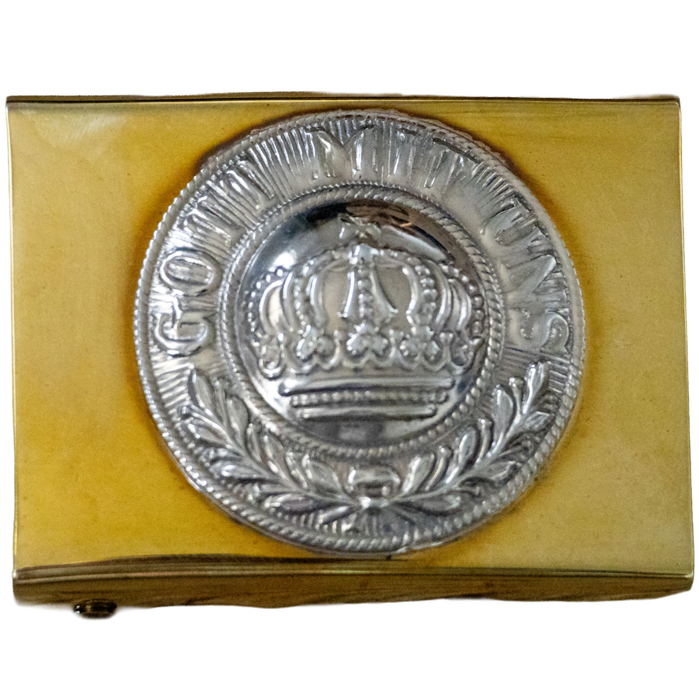 Koppelschloss „Gott mit uns“ der königlich-preußischen Armee, goldfarben aus Messing mit silberfarbiger Auflage und Krone.