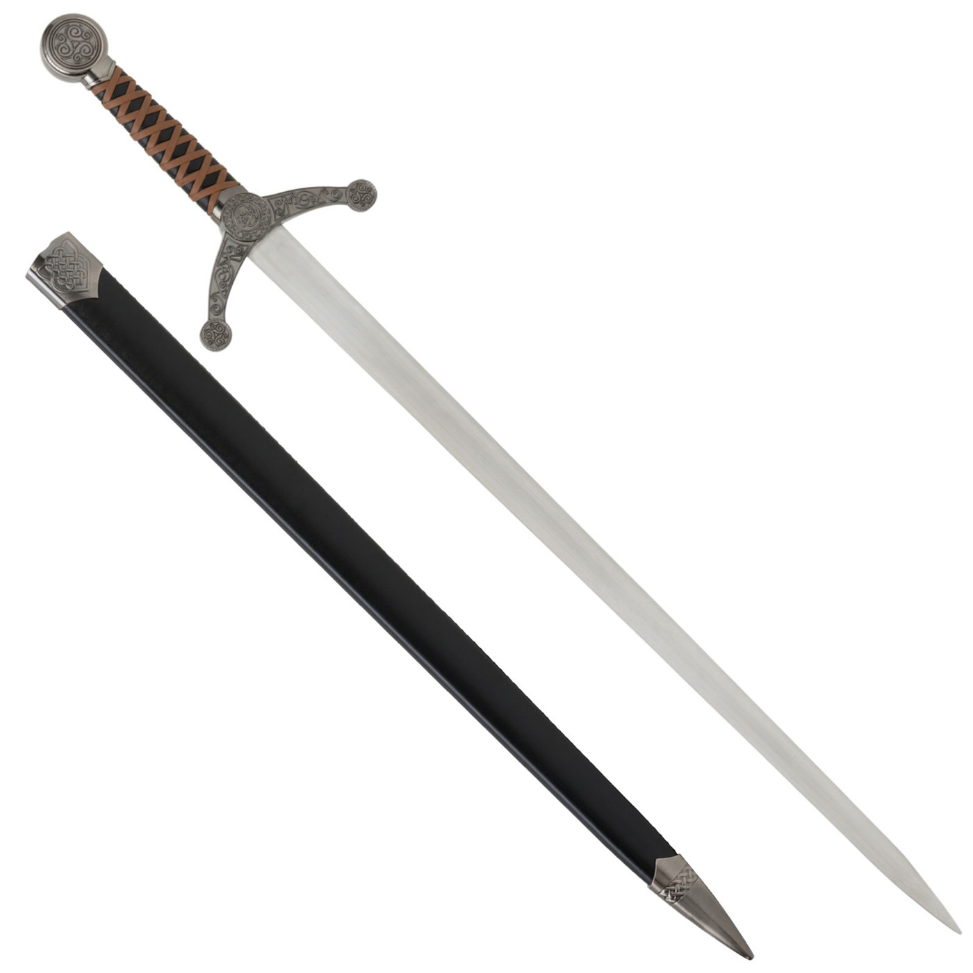 Keltisches Schwert mit braun-schwarzem Griff, verzierten Metallbeschlägen und schwarzer Scheide mit keltischen Ornamenten, freigestellt auf weißem Hintergrund.