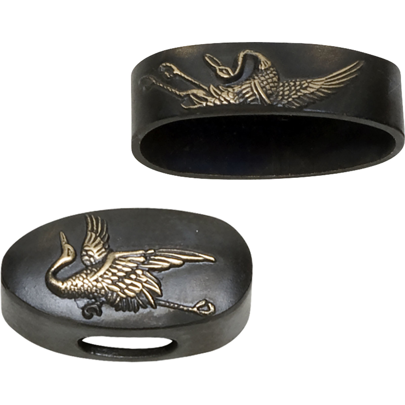 Fuchi und Kashira Set aus geschwärztem Stahl mit eingraviertem Kranichmotiv für Katana-Griffe.