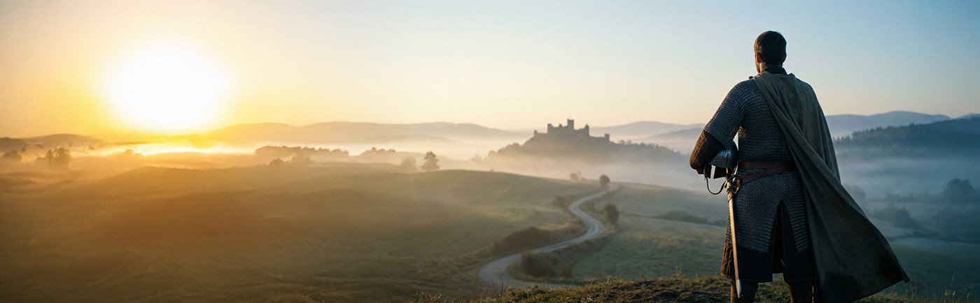 Mittelalterliche Ausrüstung mit Kettenhemd und Gambeson in Landschaft – LARP und Reenactment Darstellung