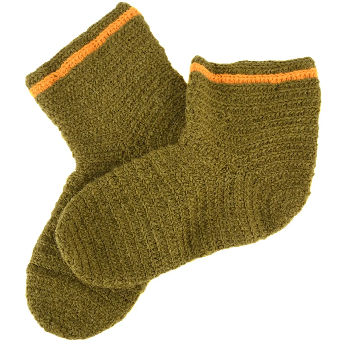 Paar handgehäkelte Wollsocken in Grün mit gelbem Streifen am Schaftrand auf weißem Hintergrund