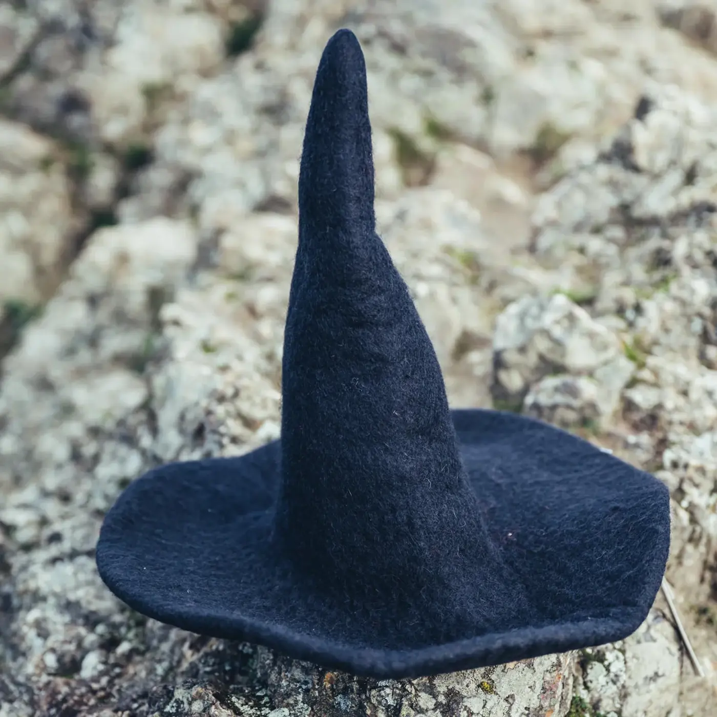 Kinder-Hexenhut Dolores in Schwarz aus weichem Wollfilz, schräg von oben