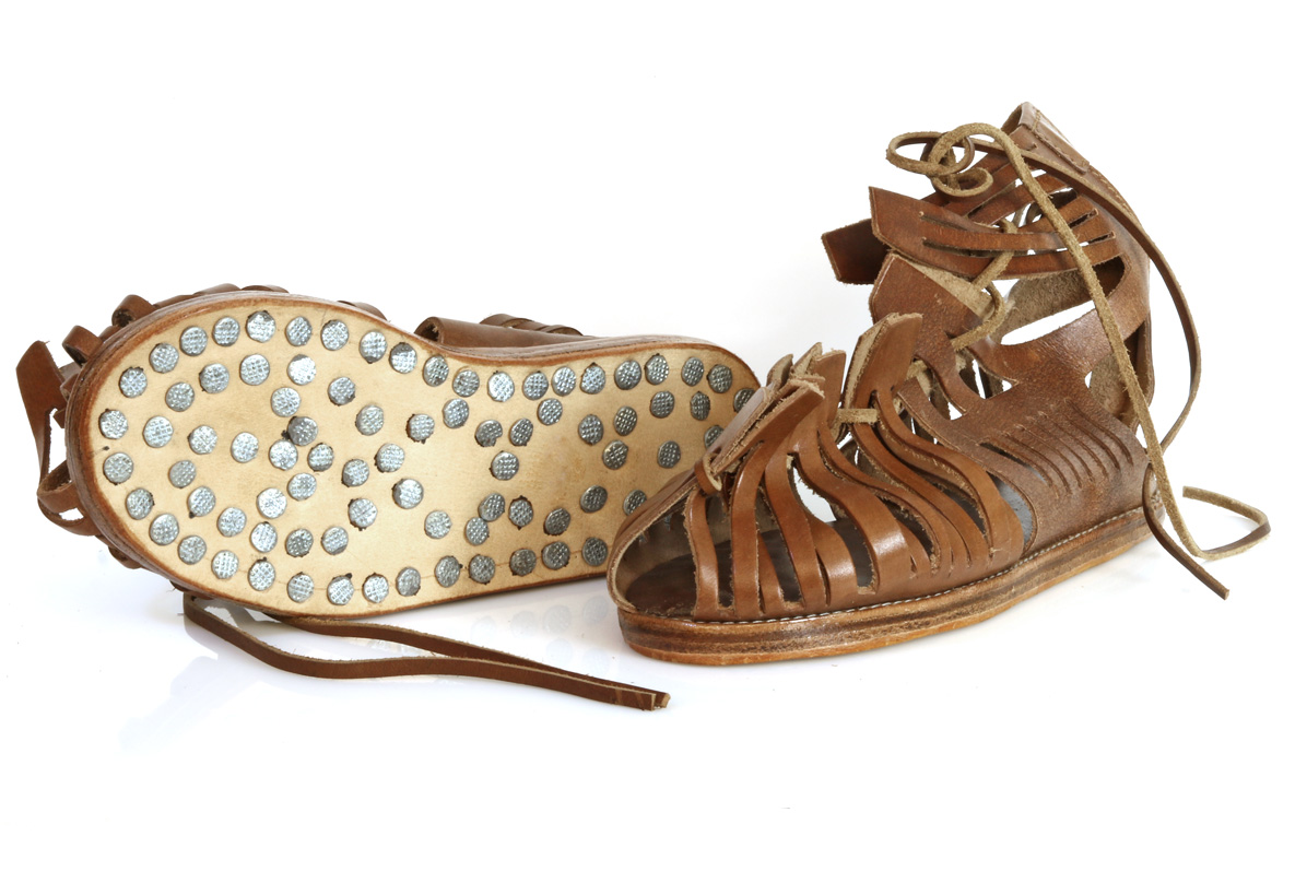 Первые сандали. Калиги обувь Римская. Калиги в древнем Риме. Калиги-обувь Римского легионера. Обувь легионеров древнего Рима калиги.